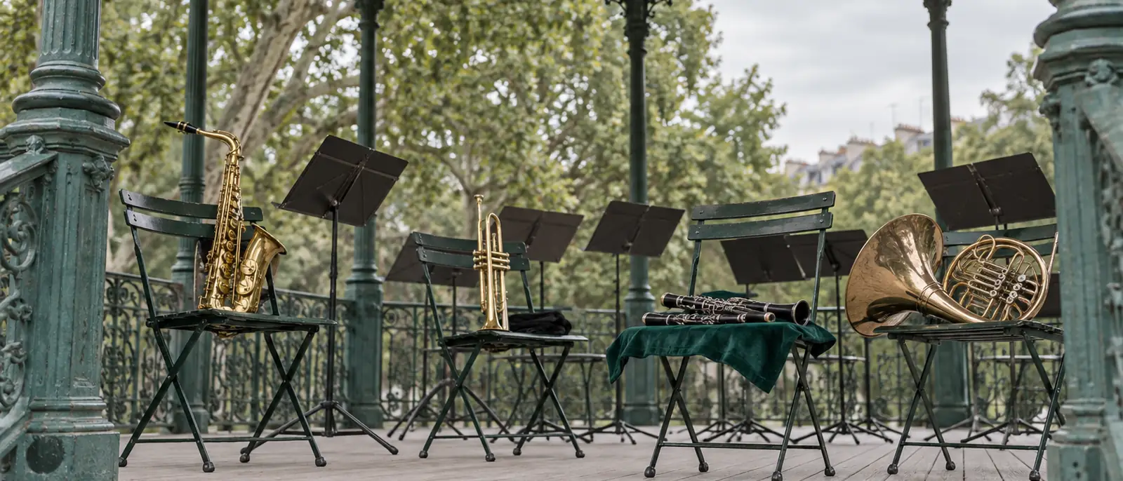 Kiosque à musique au bord d'un parc, pupitres et instruments à vent posés avant le concert